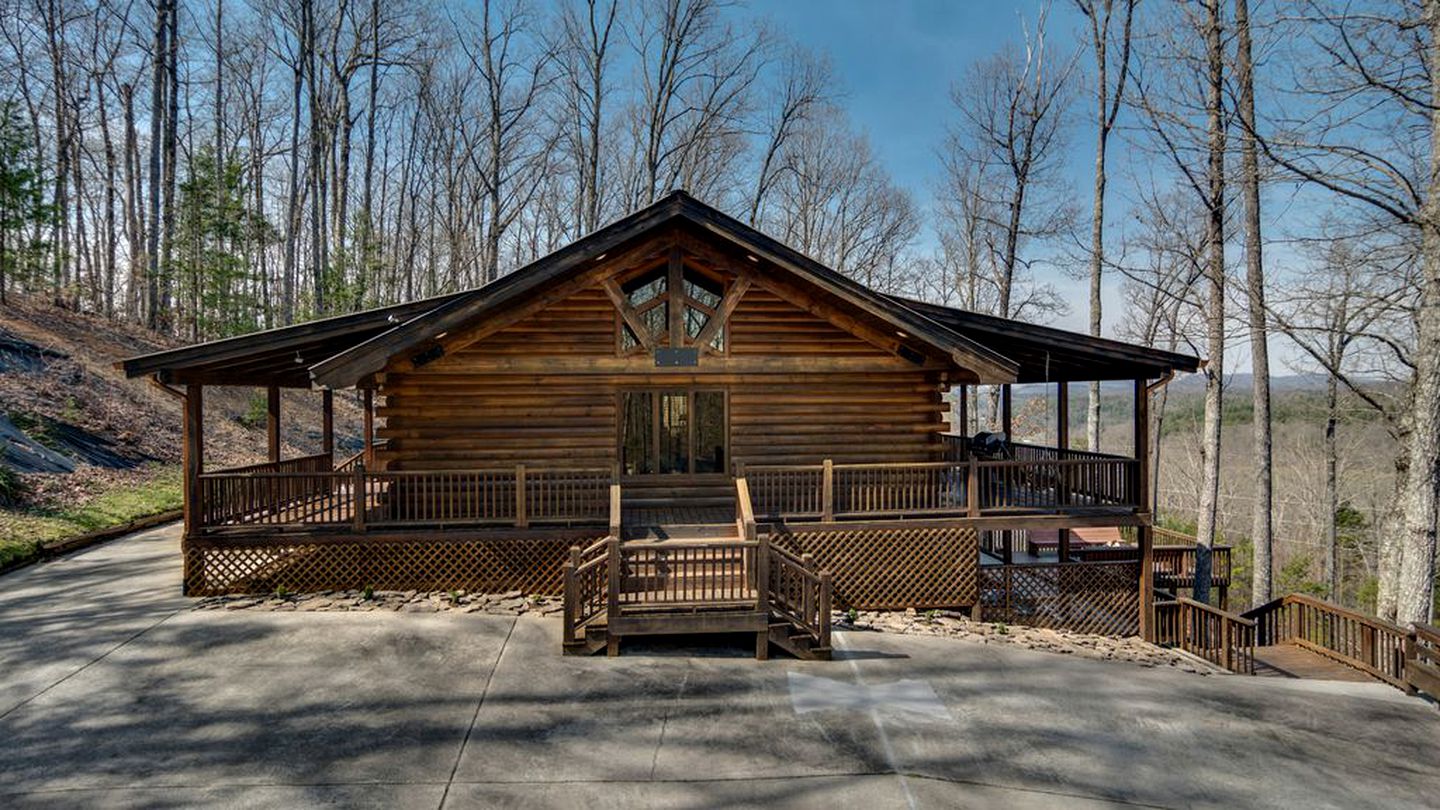 Beautifully Furnished Log Cabin with a Hot Tub near Blue Ridge, Georgia