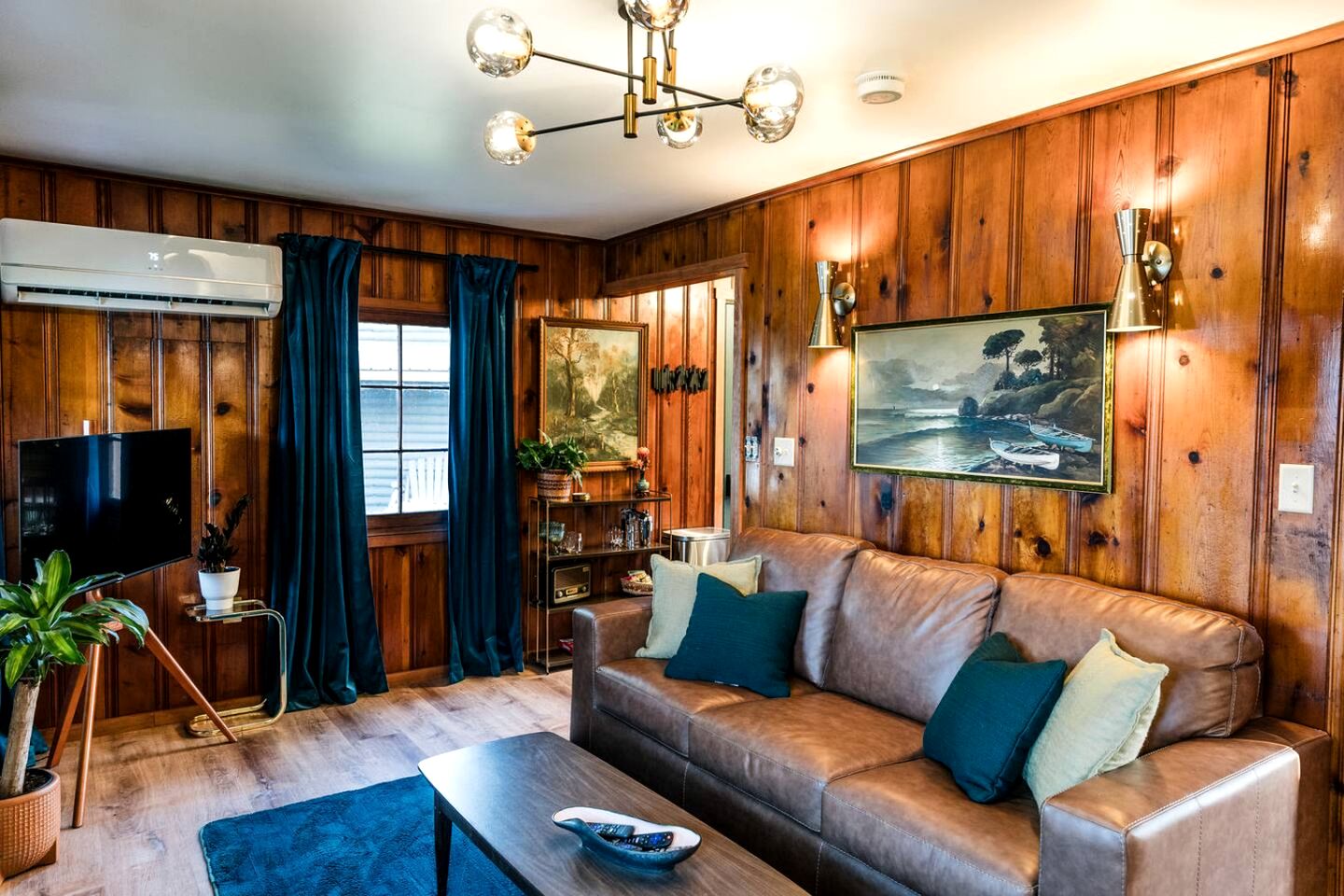 Authentic Cabin Getaway with a Fireplace near Bellevue State Park, Iowa