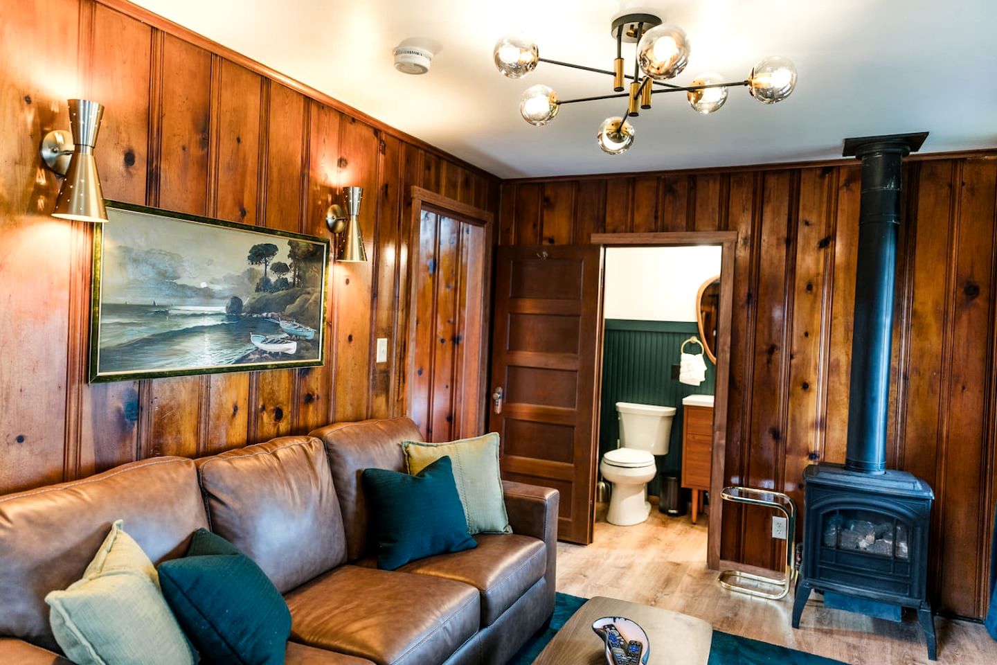 Authentic Cabin Getaway with a Fireplace near Bellevue State Park, Iowa