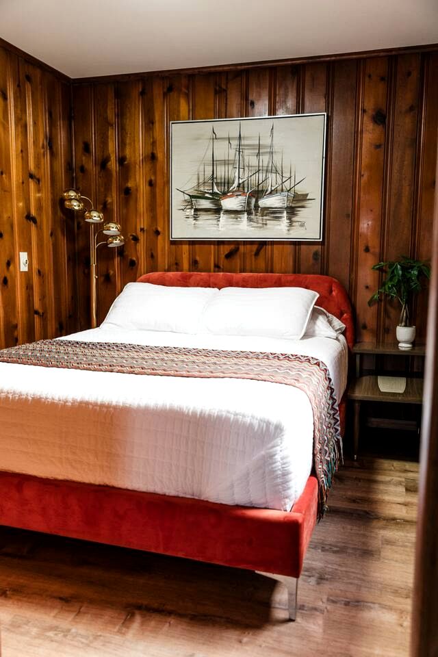 Authentic Cabin Getaway with a Fireplace near Bellevue State Park, Iowa