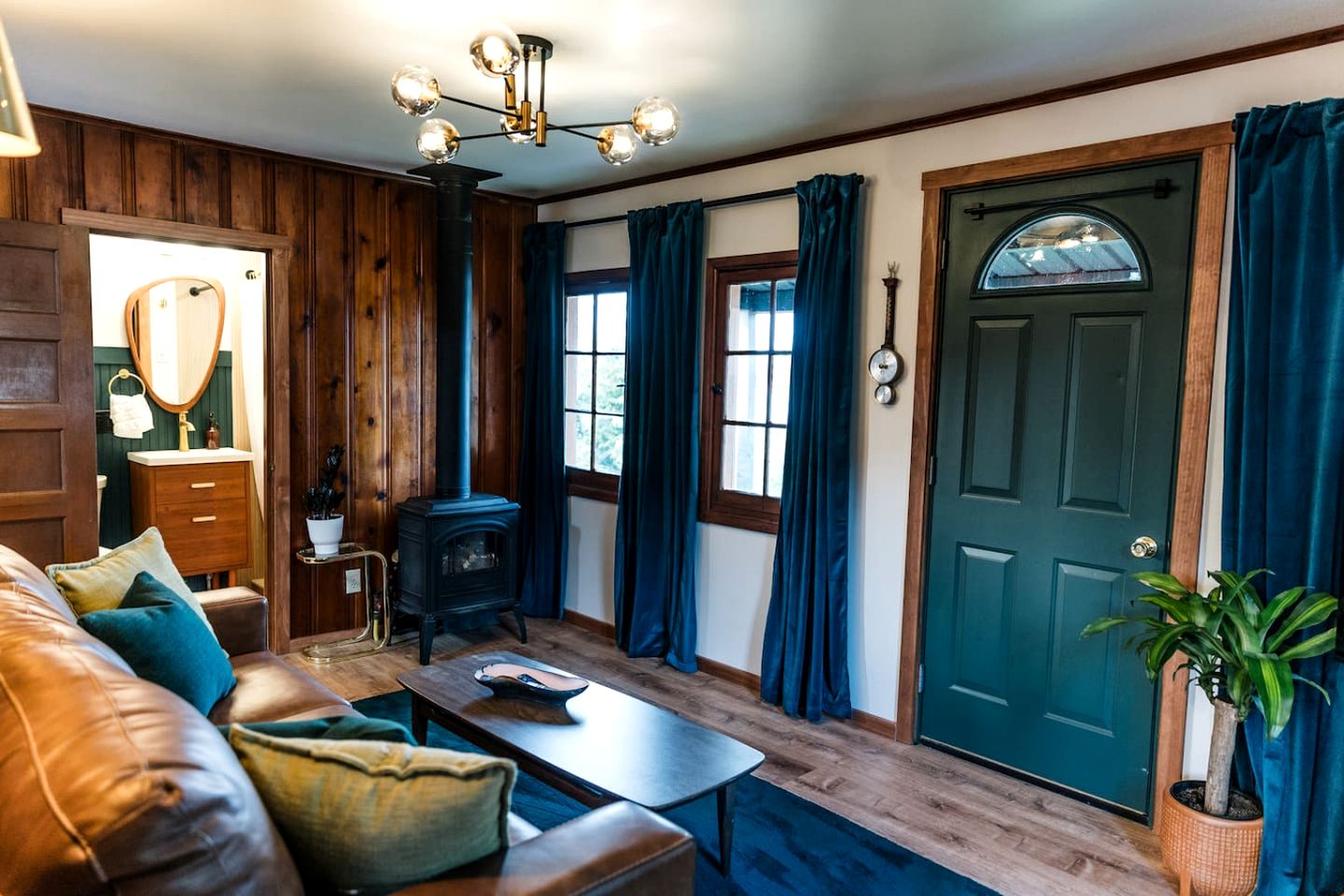 Authentic Cabin Getaway with a Fireplace near Bellevue State Park, Iowa