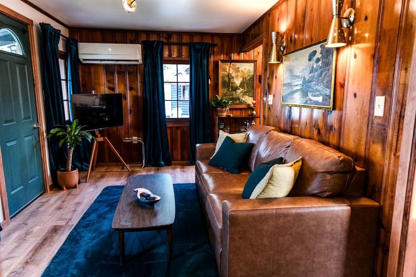 Authentic Cabin Getaway with a Fireplace near Bellevue State Park, Iowa