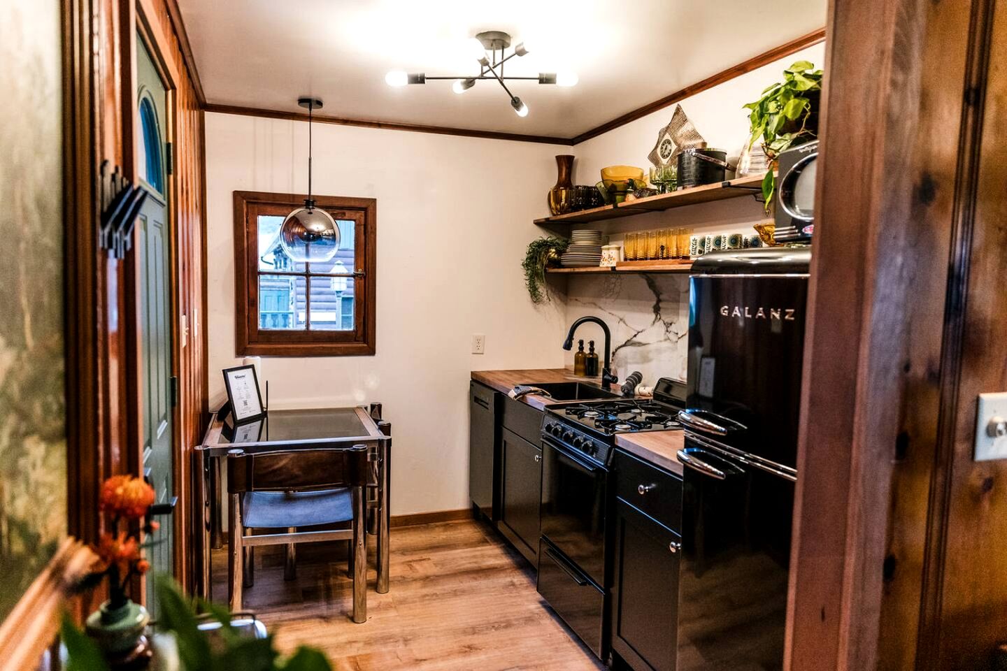 Authentic Cabin Getaway with a Fireplace near Bellevue State Park, Iowa