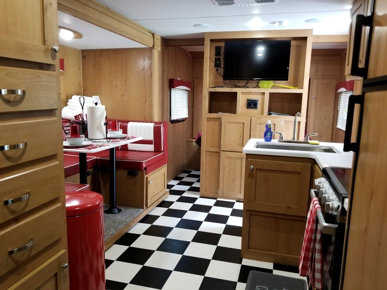 Cute 1950's Inspired Retro Large Camper, Idleyld Park, OR