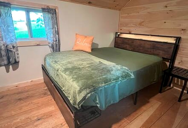 Cabins (United States of America, Belfast, Maine)