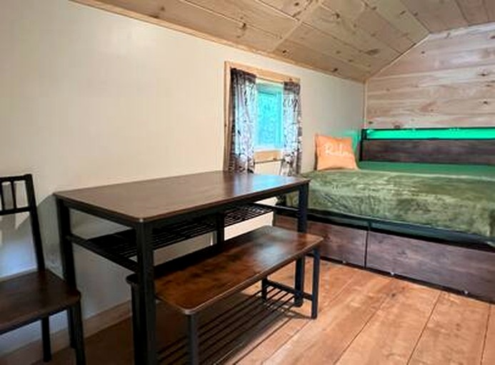 Cabins (United States of America, Belfast, Maine)