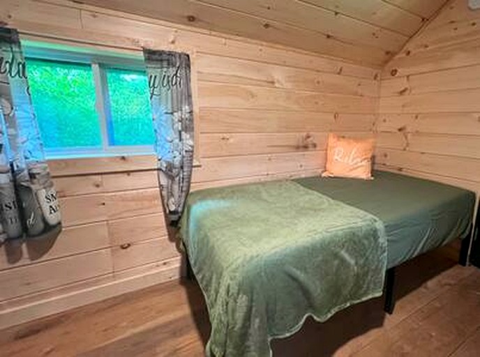 Cabins (United States of America, Belfast, Maine)