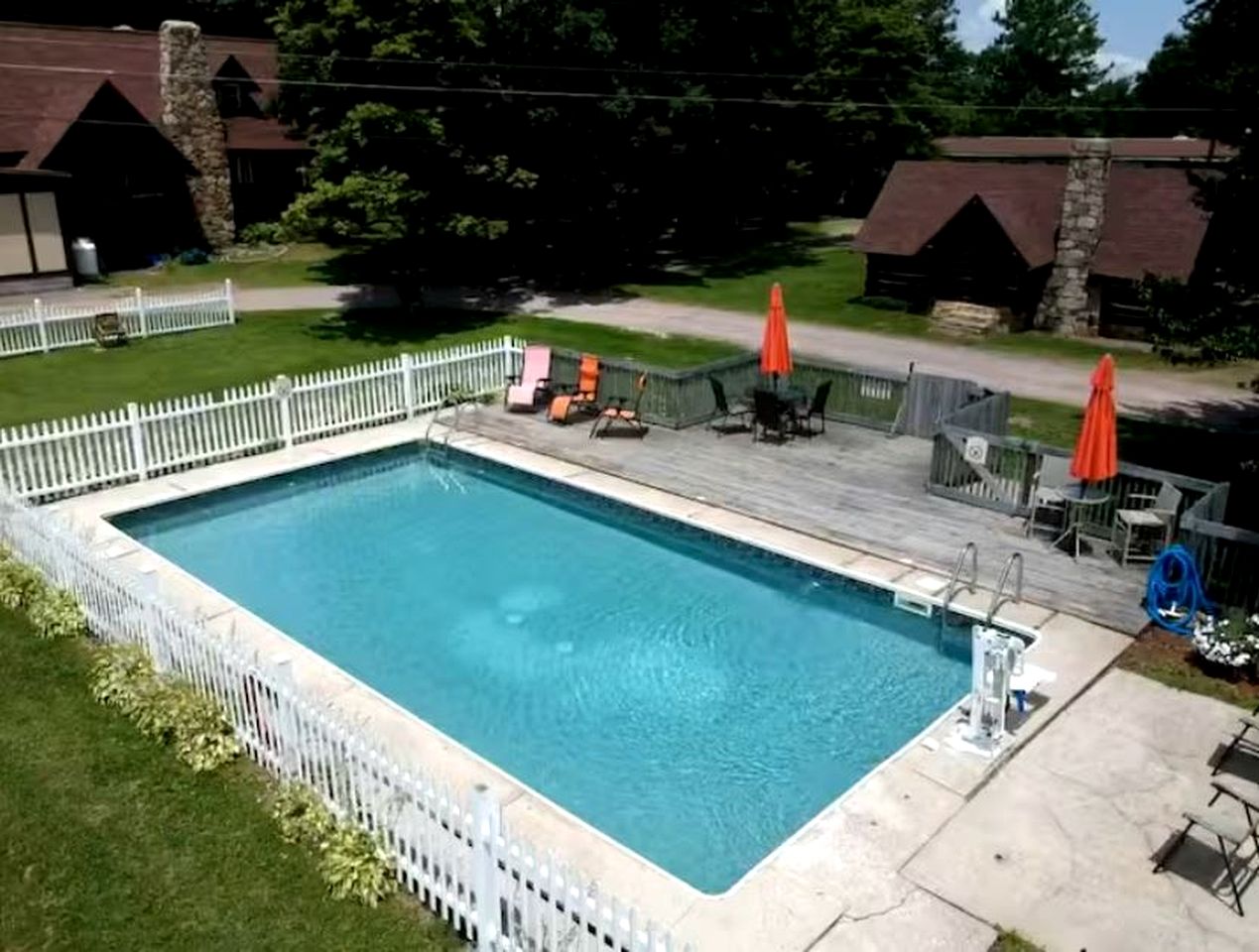 Simple Log Cabin with Fireplace for Couples in Markleysburg, Pennsylvania