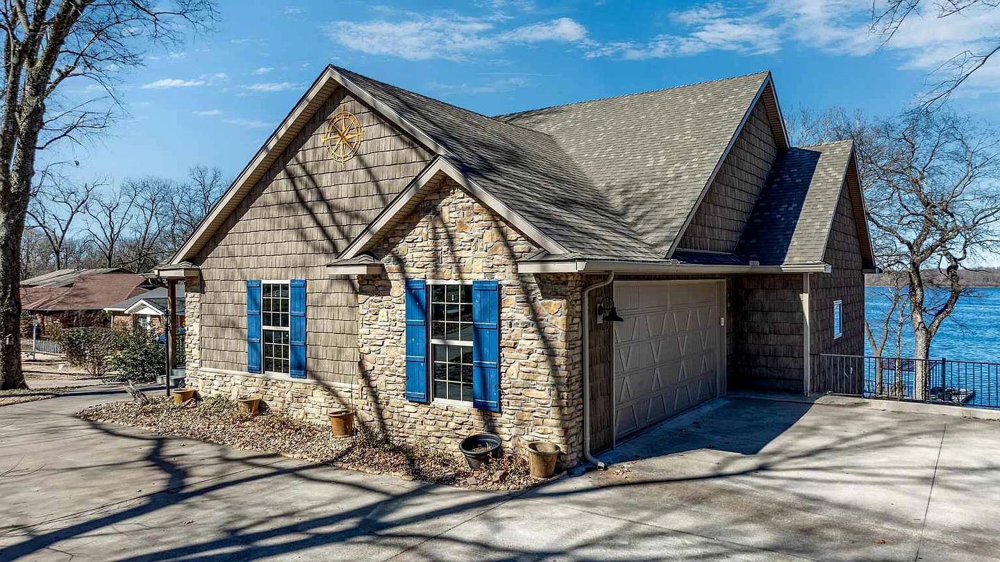 Luxurious Lakefront Home with Private Dock near Wolf Creek Marina, Oklahoma