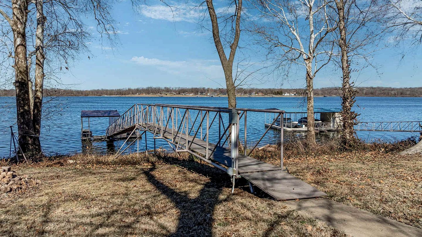 Luxurious Lakefront Home with Private Dock near Wolf Creek Marina, Oklahoma