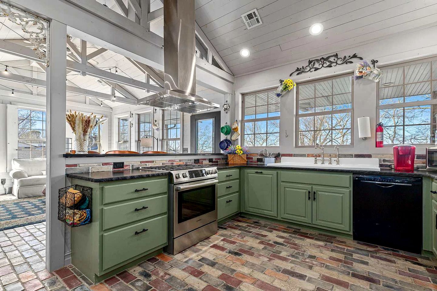 Luxurious Lakefront Home with Private Dock near Wolf Creek Marina, Oklahoma