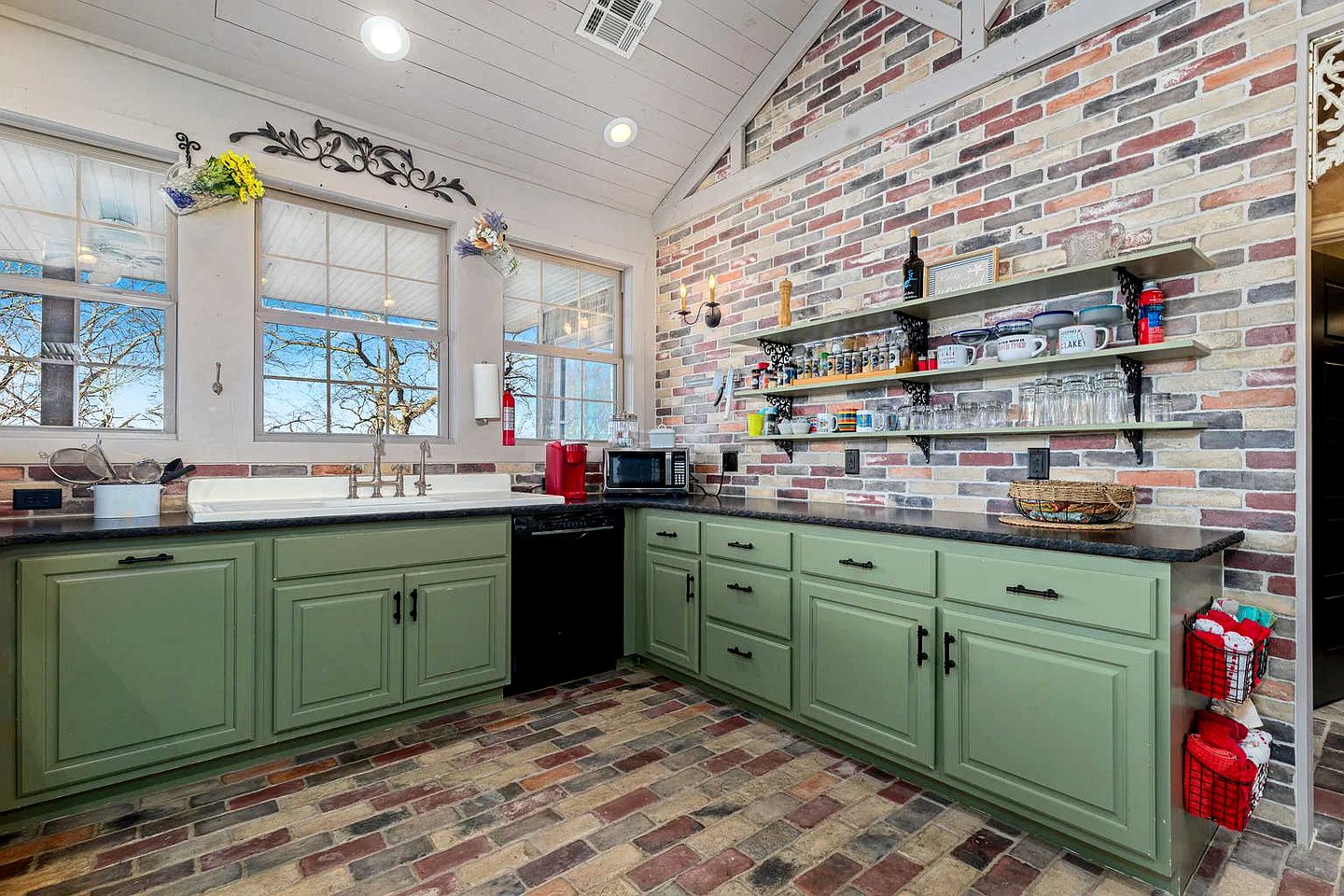 Luxurious Lakefront Home with Private Dock near Wolf Creek Marina, Oklahoma