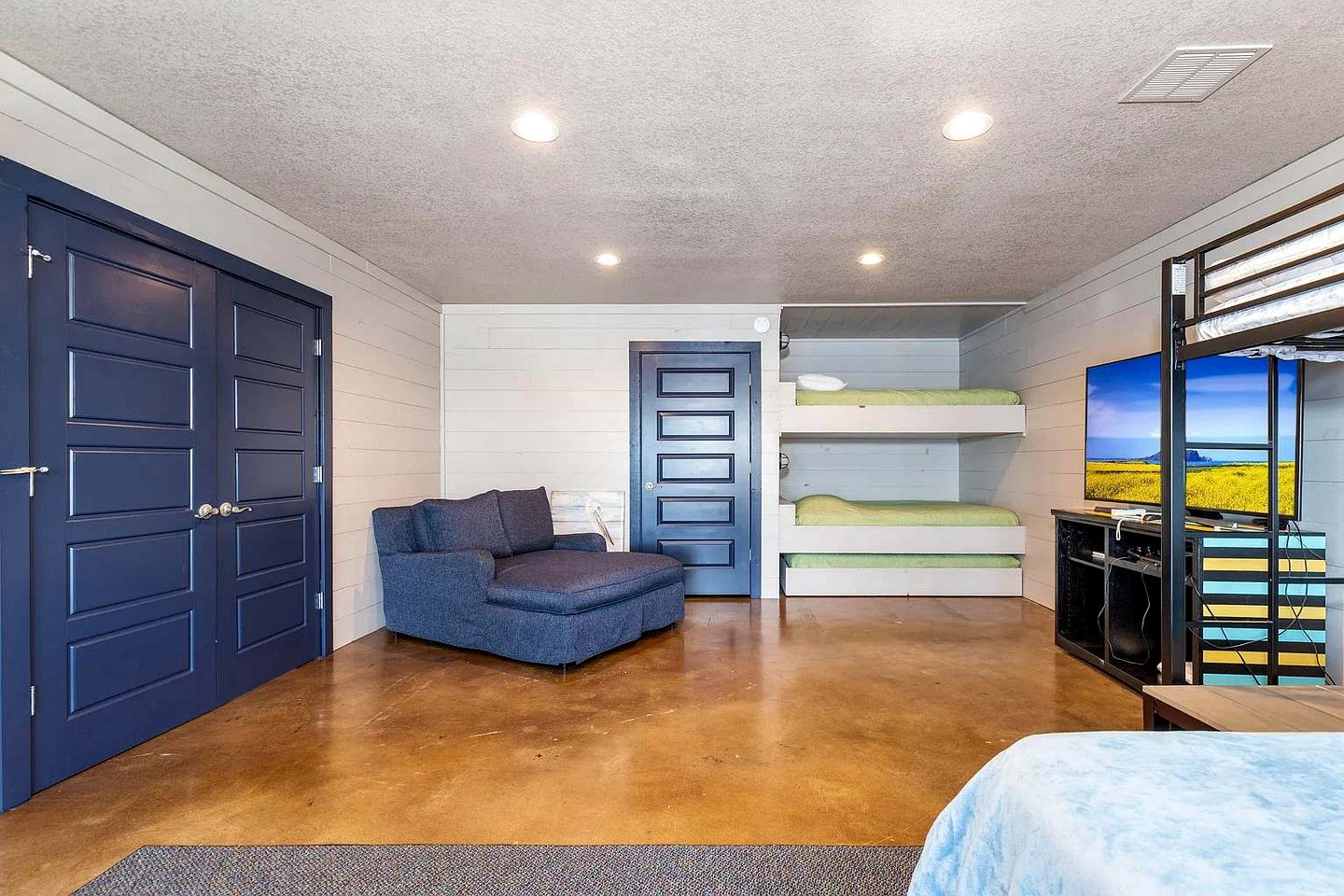 Luxurious Lakefront Home with Private Dock near Wolf Creek Marina, Oklahoma