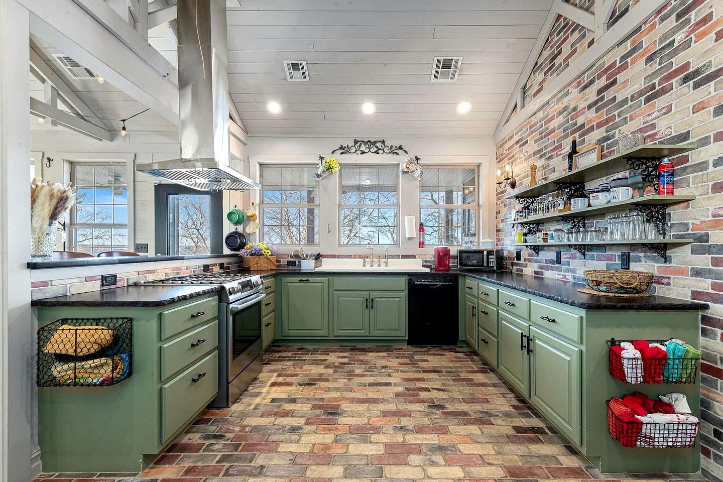 Luxurious Lakefront Home with Private Dock near Wolf Creek Marina, Oklahoma