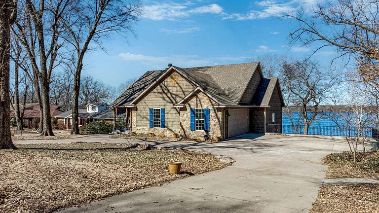 Luxurious Lakefront Home with Private Dock near Wolf Creek Marina, Oklahoma