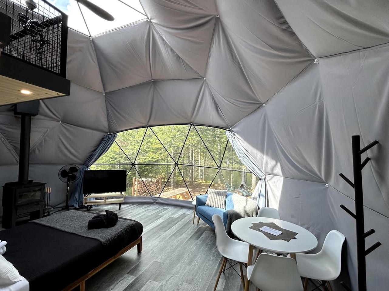 Solar-Powered Geodesic Dome with Fireplace and Hot Tub Overlooking a Quiet Lake in Quebec