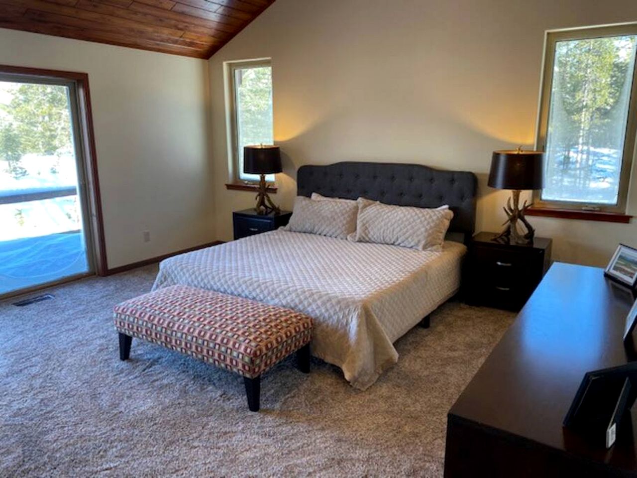 Mountain View Cabin with Deck, Jacuzzi and Ping Pong Table in Montana