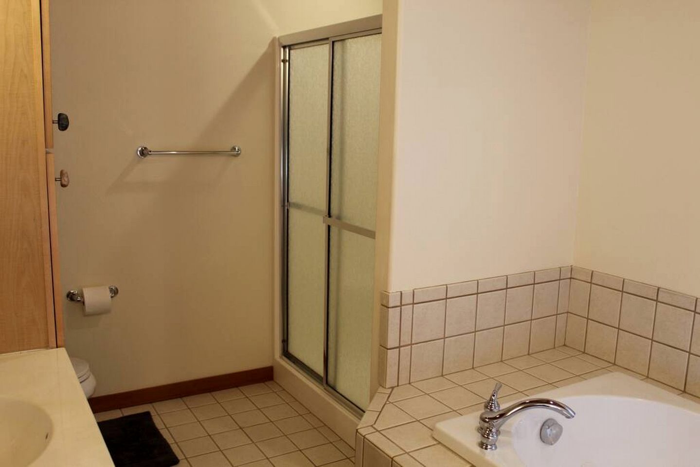 Mountain View Cabin with Deck, Jacuzzi and Ping Pong Table in Montana