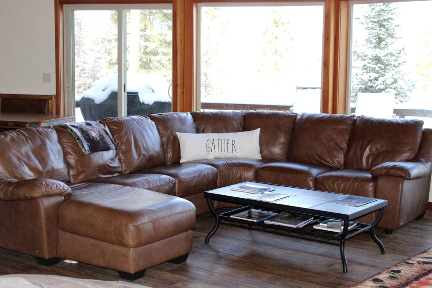 Mountain View Cabin with Deck, Jacuzzi and Ping Pong Table in Montana