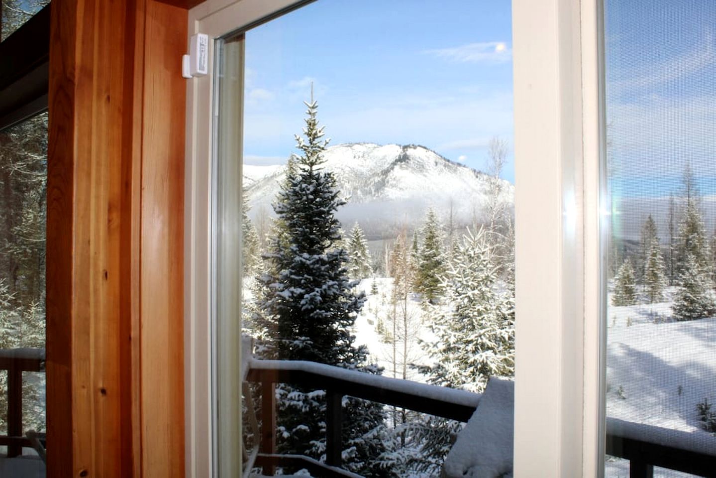 Mountain View Cabin with Deck, Jacuzzi and Ping Pong Table in Montana