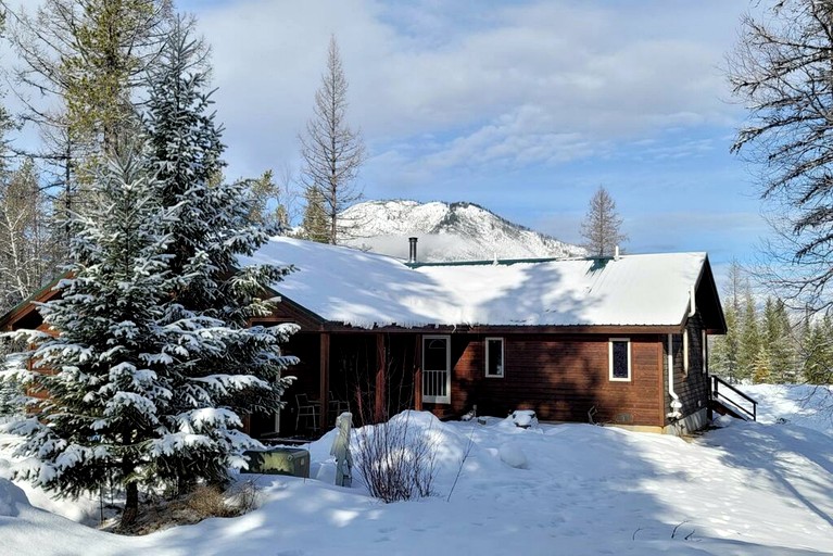 Mountain View Cabin with Deck, Jacuzzi and Ping Pong Table in Montana
