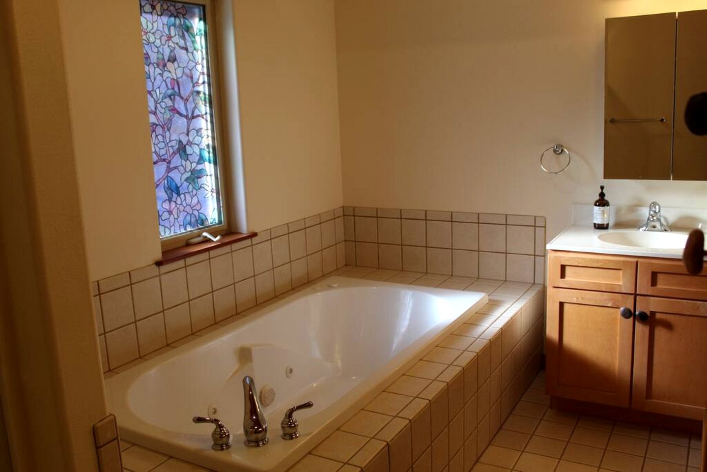 Mountain View Cabin with Deck, Jacuzzi and Ping Pong Table in Montana