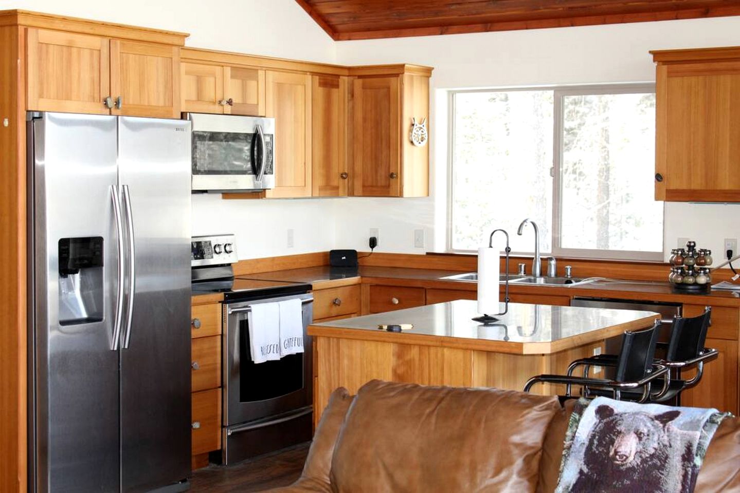 Mountain View Cabin with Deck, Jacuzzi and Ping Pong Table in Montana