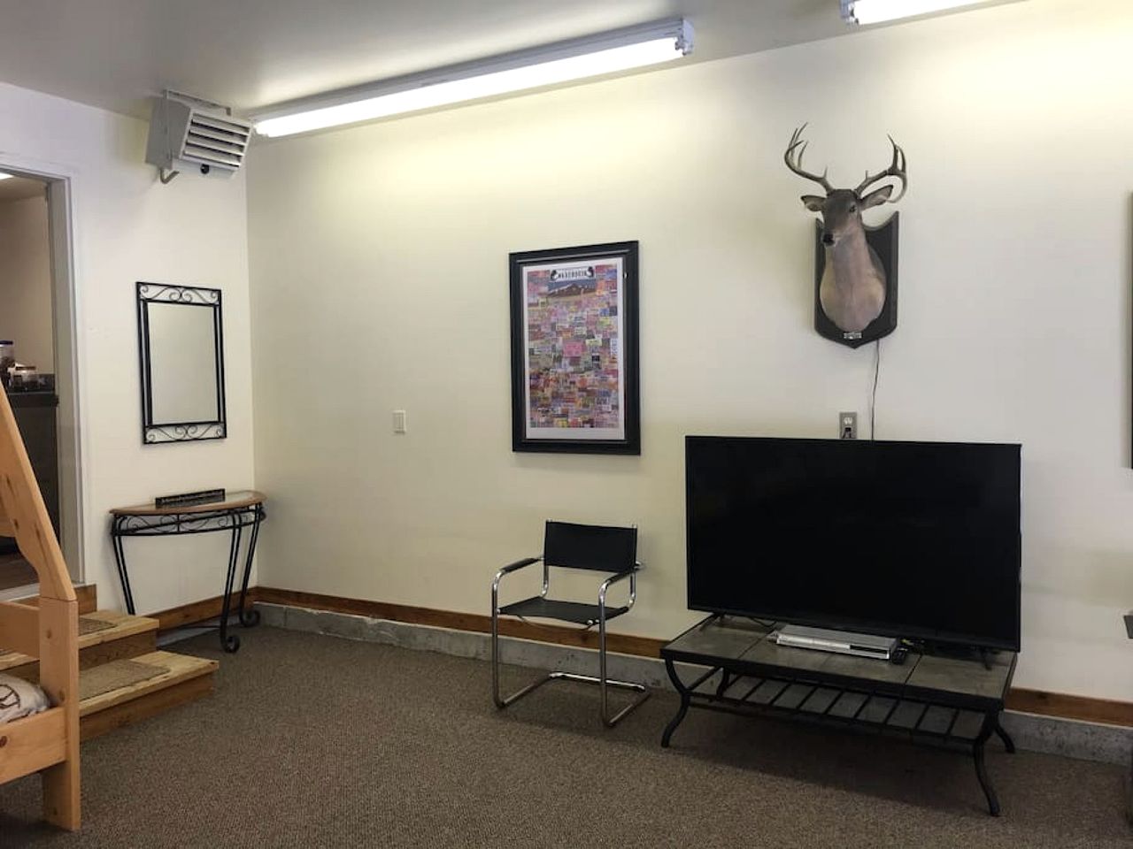 Mountain View Cabin with Deck, Jacuzzi and Ping Pong Table in Montana