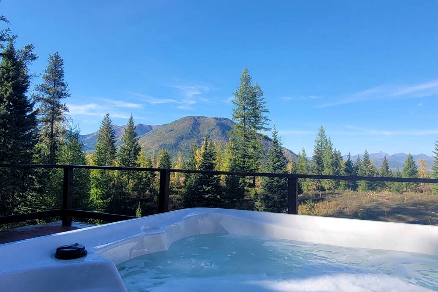 Mountain View Cabin with Deck, Jacuzzi and Ping Pong Table in Montana