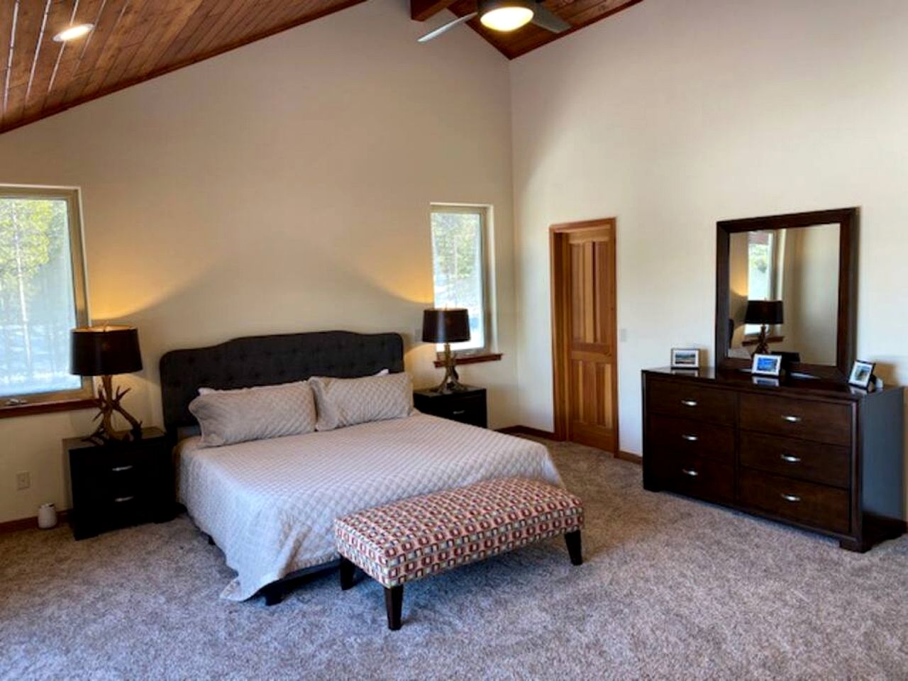 Mountain View Cabin with Deck, Jacuzzi and Ping Pong Table in Montana