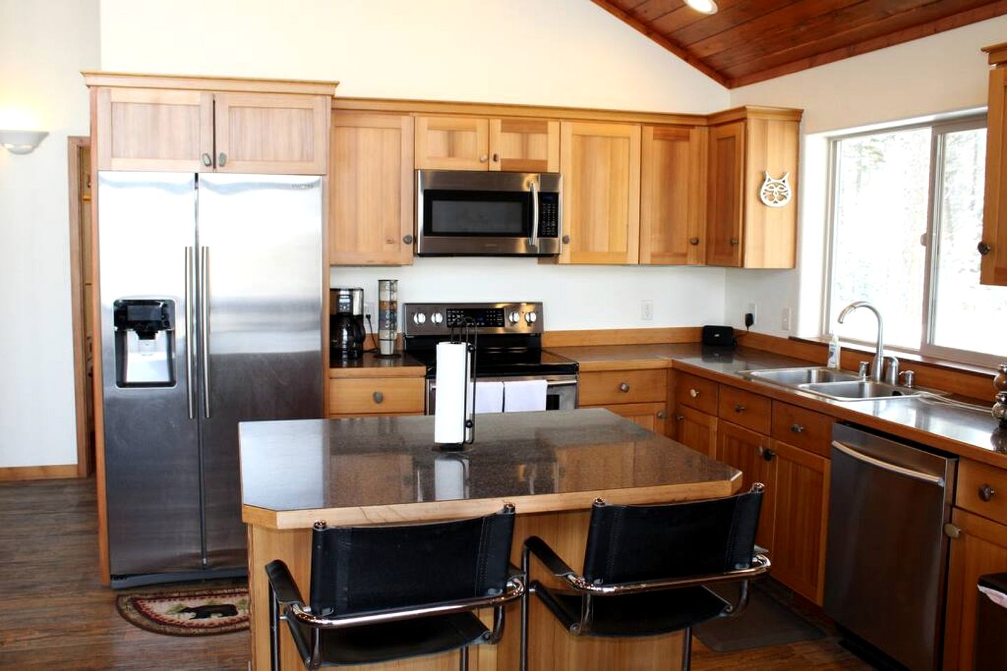 Mountain View Cabin with Deck, Jacuzzi and Ping Pong Table in Montana