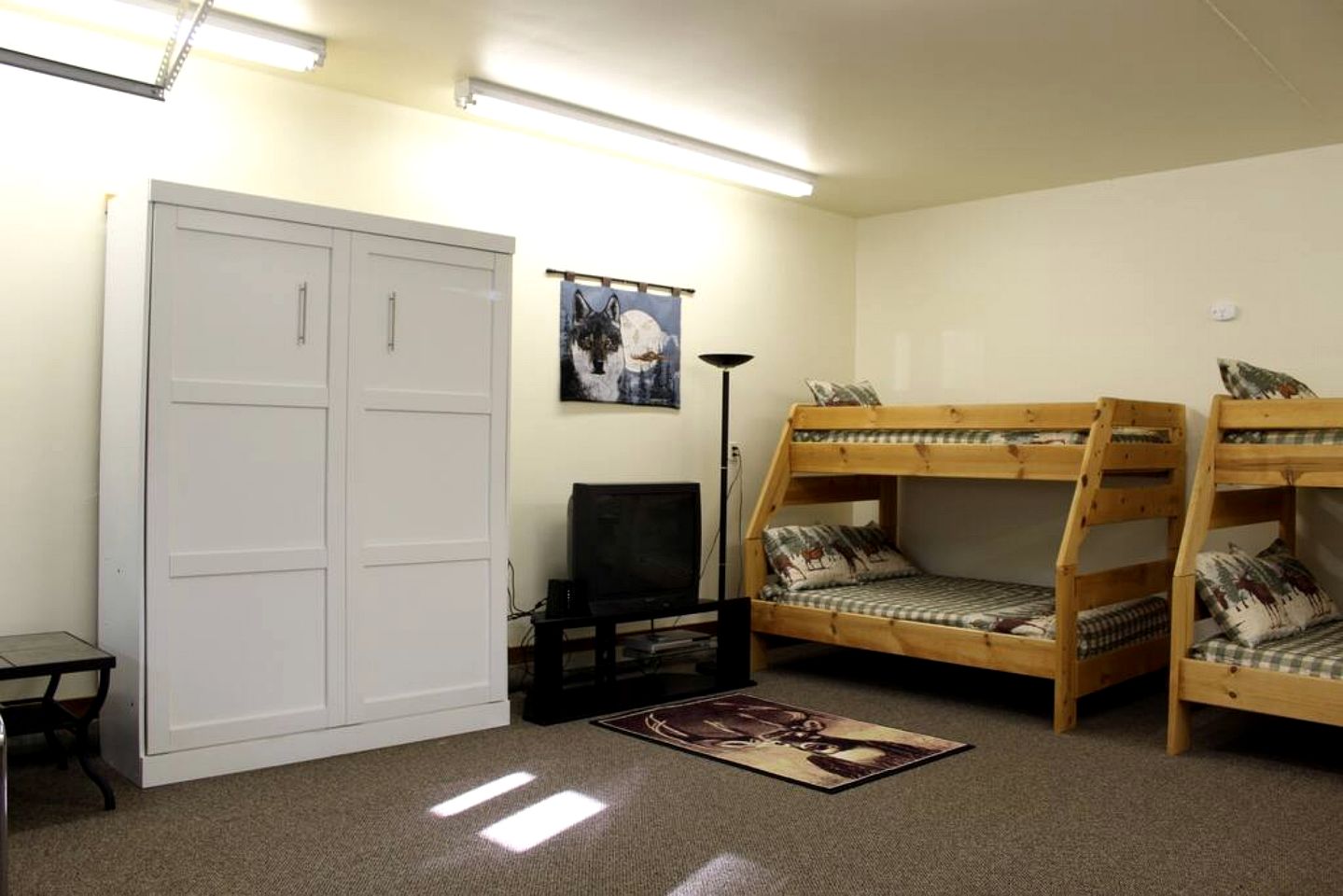 Mountain View Cabin with Deck, Jacuzzi and Ping Pong Table in Montana