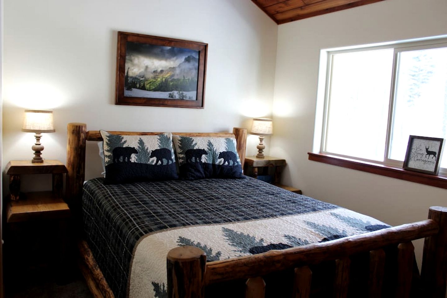 Mountain View Cabin with Deck, Jacuzzi and Ping Pong Table in Montana