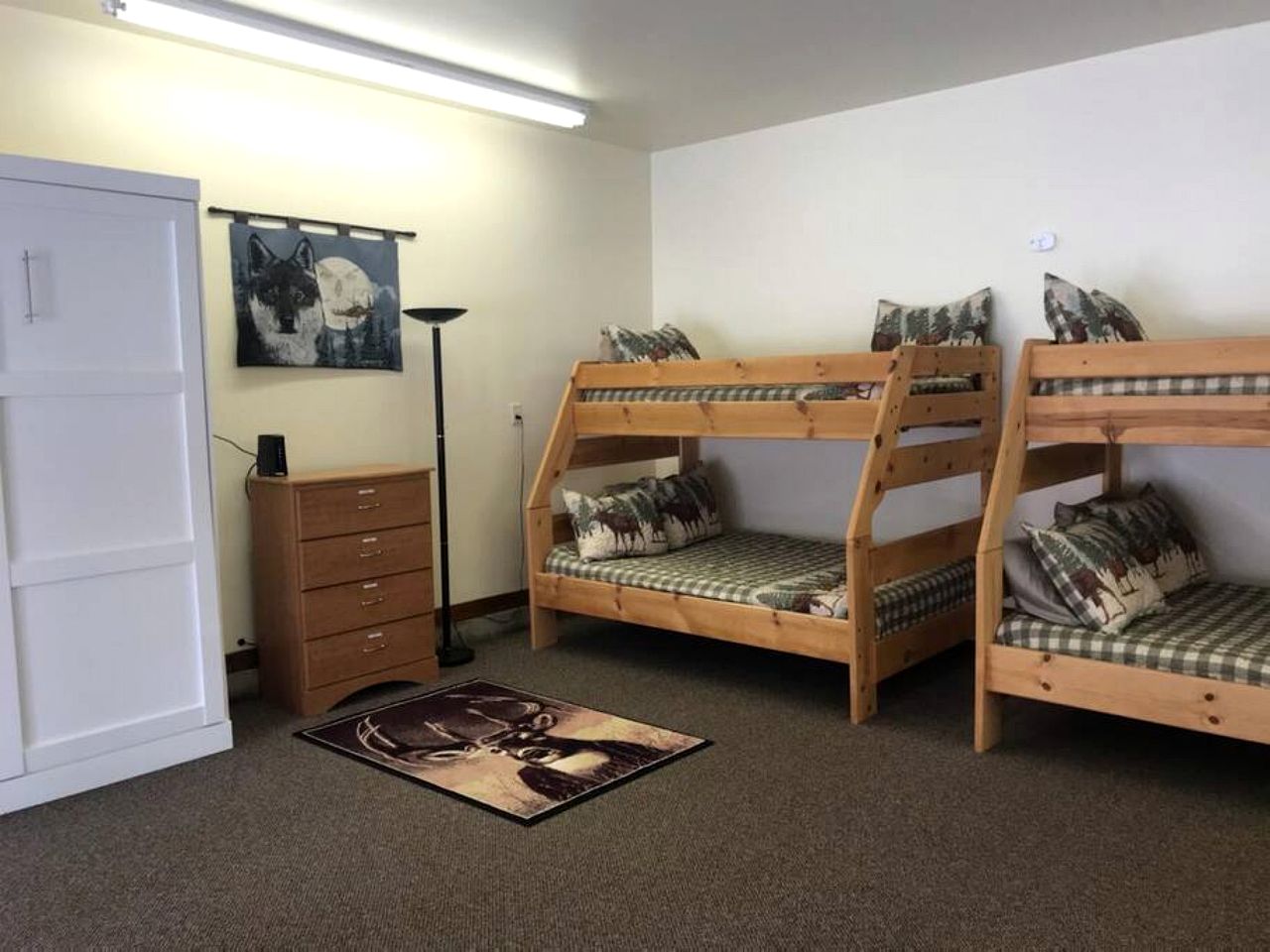 Mountain View Cabin with Deck, Jacuzzi and Ping Pong Table in Montana