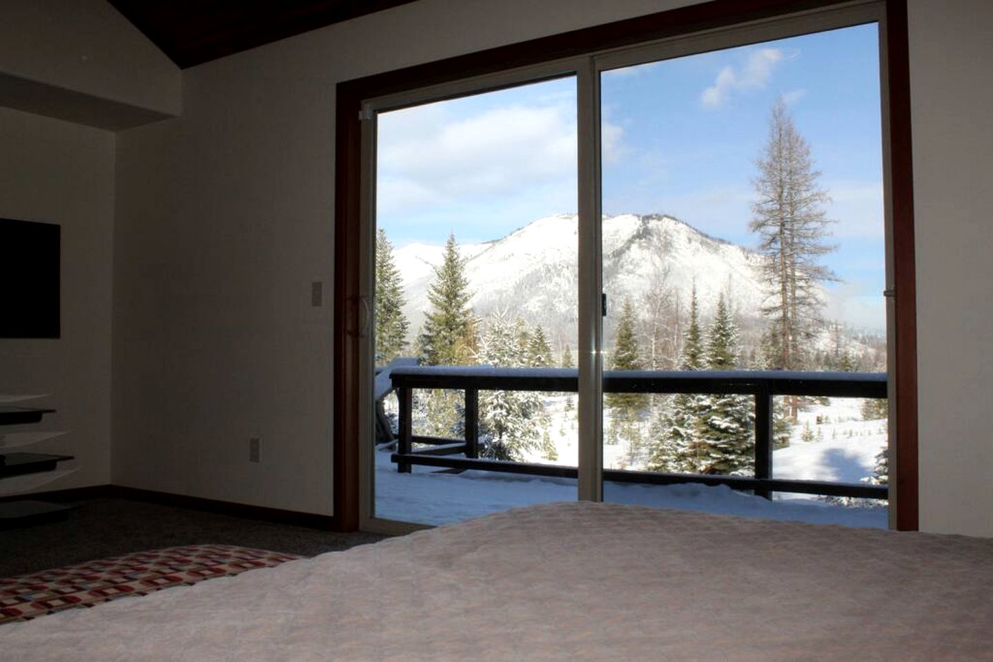 Mountain View Cabin with Deck, Jacuzzi and Ping Pong Table in Montana