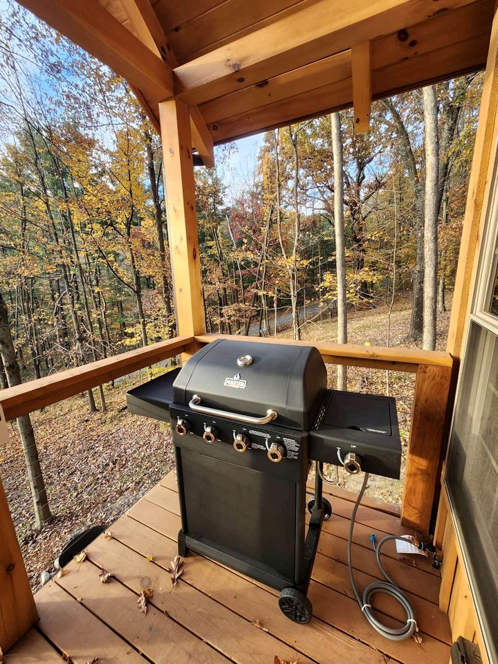 Sweet Tree Cabin with Grill Overlooking Tappan Lake in Ohio