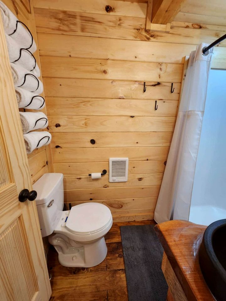 Sweet Tree Cabin with Grill Overlooking Tappan Lake in Ohio