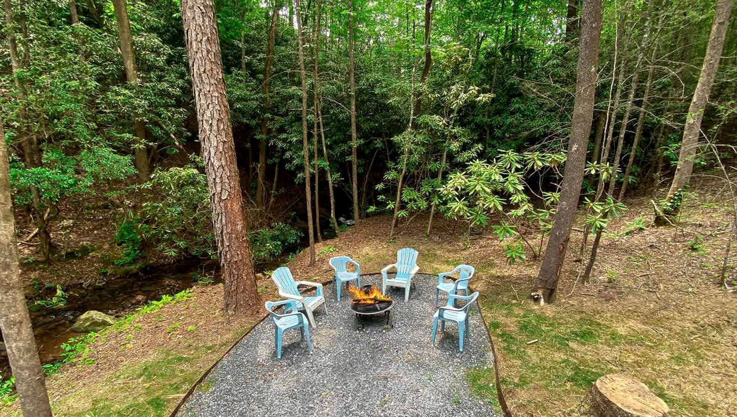 Glamping in this Amazing Waterfront A-Frame with Outdoor Kitchen and Fire-Pit near Helen, GA