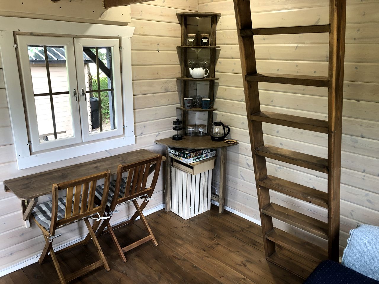Charming Rustic Cabin Haven near Cowichan River in British Columbia’s Lush Valley