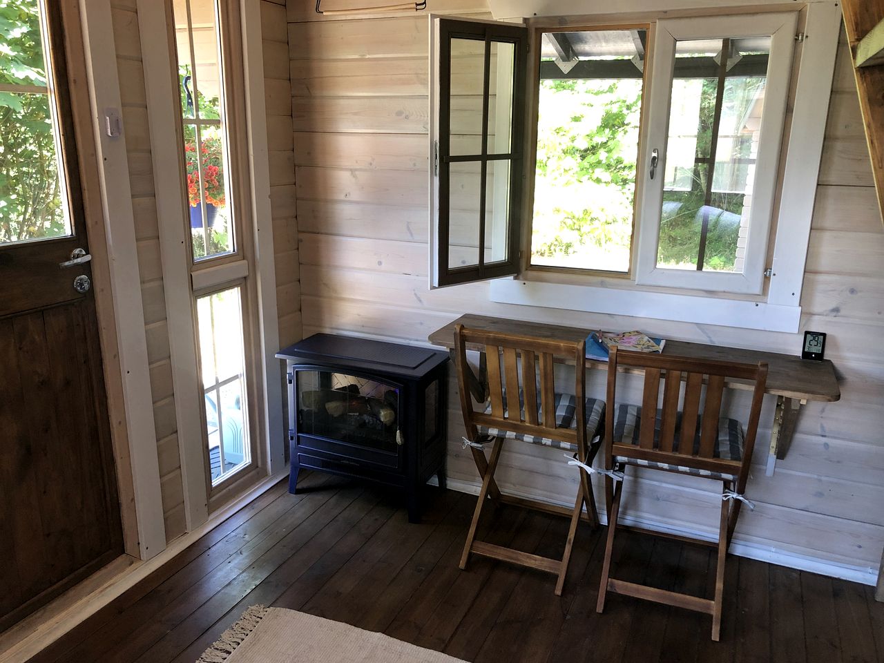 Charming Rustic Cabin Haven near Cowichan River in British Columbia’s Lush Valley