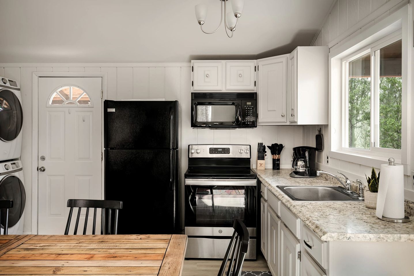 Mountainside Cabin with Hot Tub, Fire Pit and Modern Touches Nestled in the Woods of Hedgesville, WV - Just Minutes from Berkeley Springs