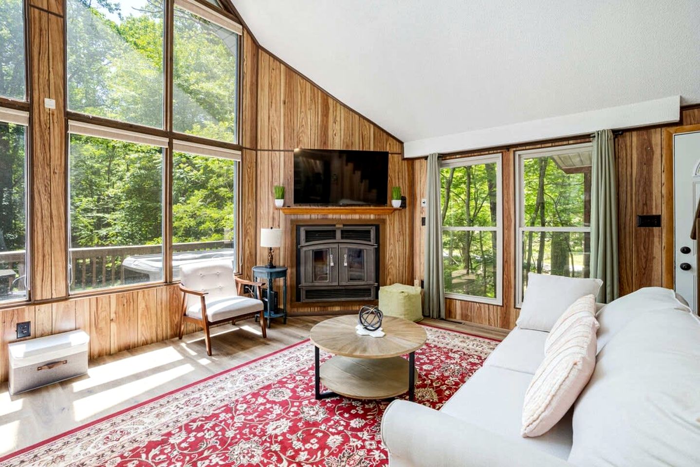 Wooded Retreat with Community Amenities, Hot Tub & Fire Pit Just Minutes to Sleepy Creek and Berkeley Springs in Hedgesville, WV