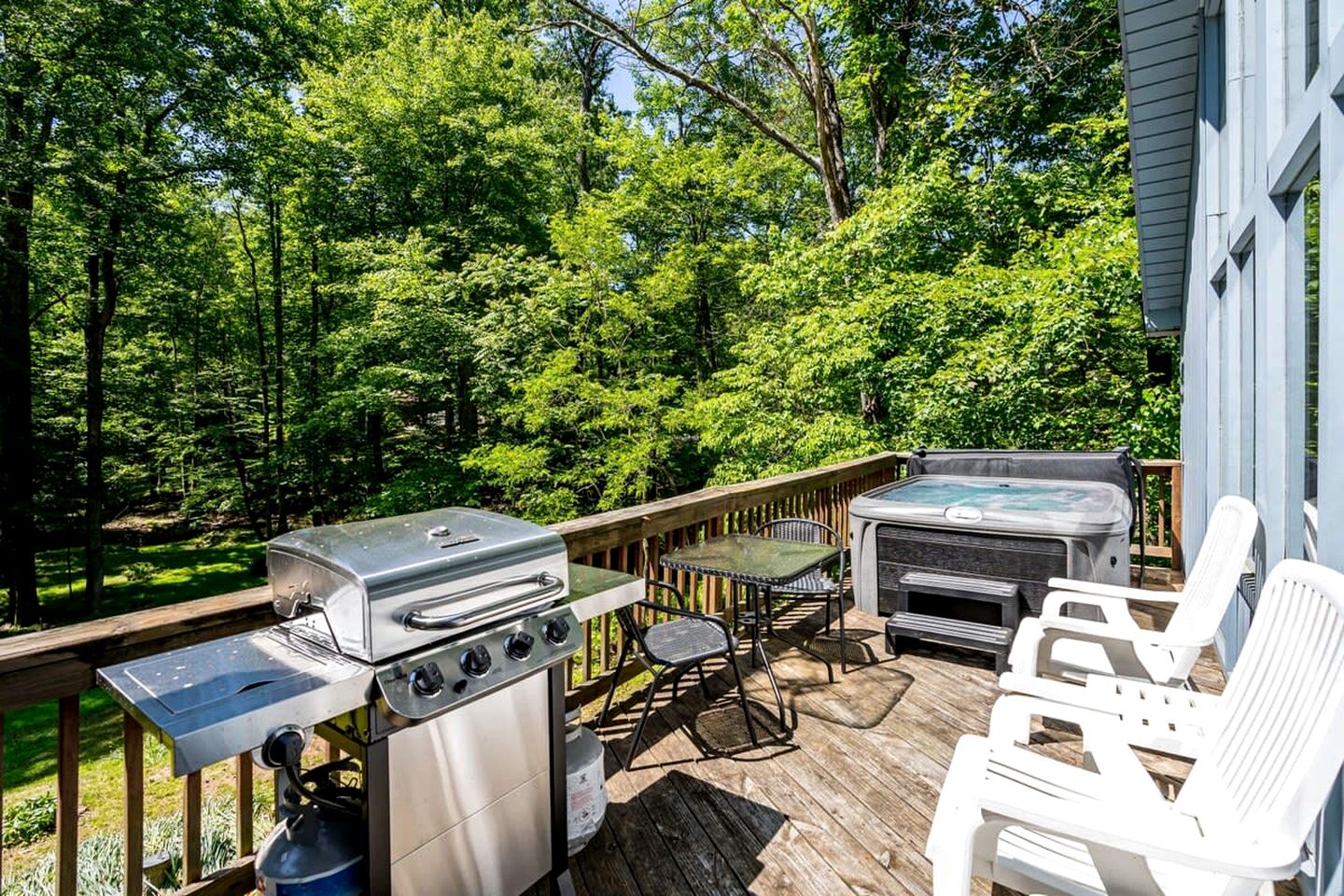 Wooded Retreat with Community Amenities, Hot Tub & Fire Pit Just Minutes to Sleepy Creek and Berkeley Springs in Hedgesville, WV