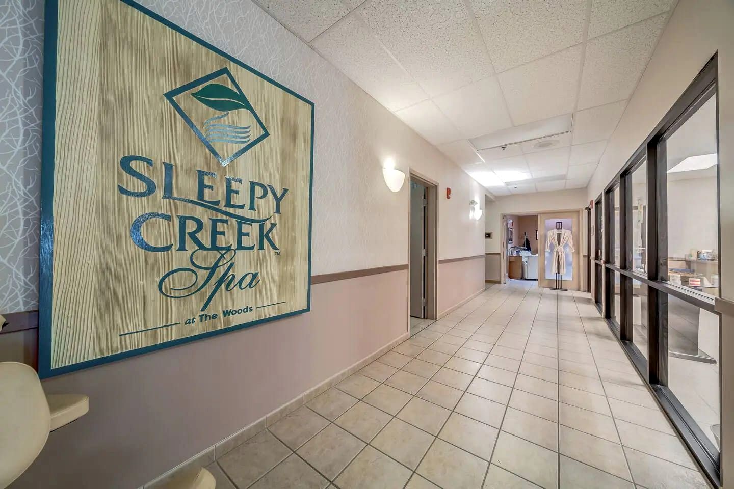Wooded Retreat with Community Amenities, Hot Tub & Fire Pit Just Minutes to Sleepy Creek and Berkeley Springs in Hedgesville, WV