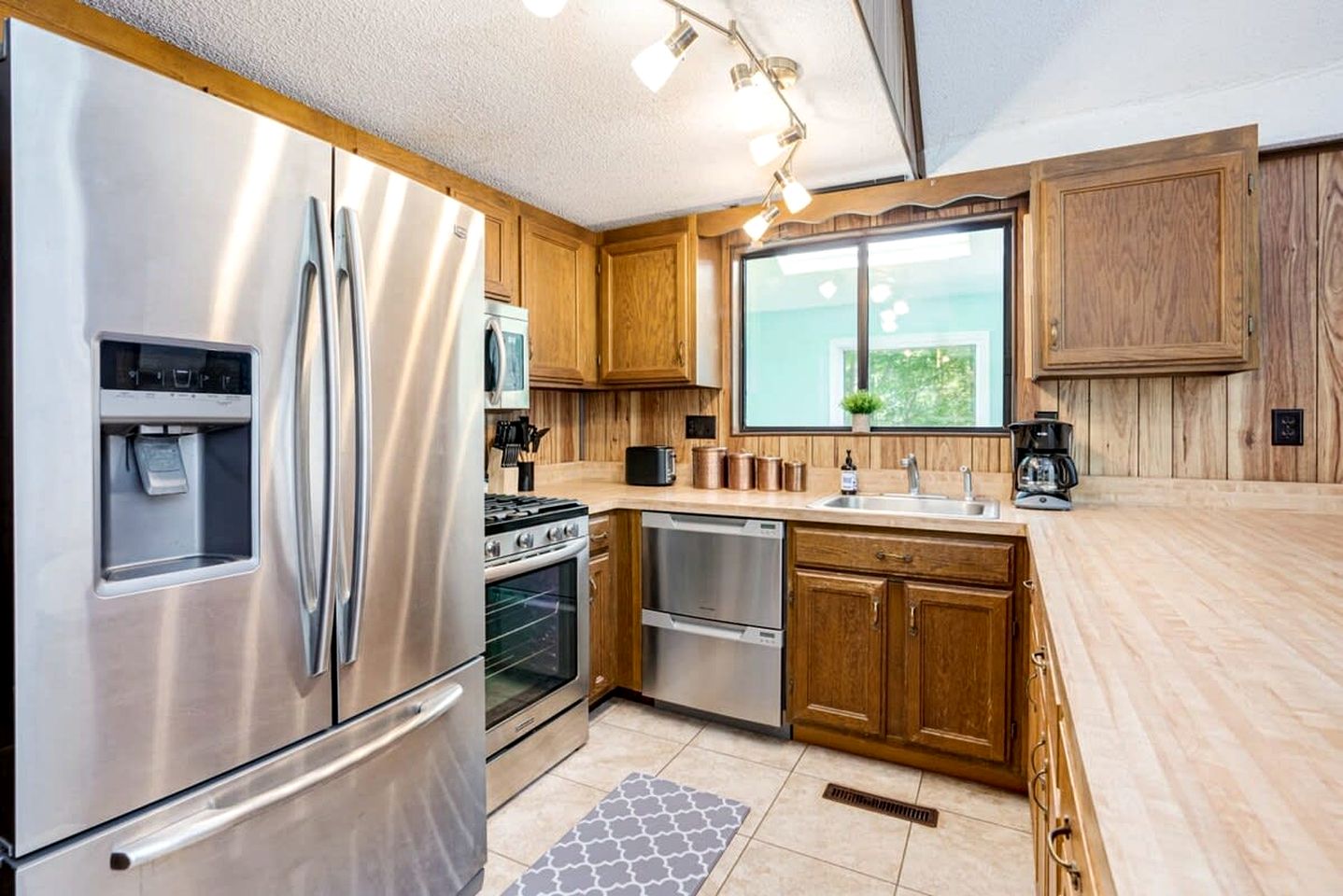 Wooded Retreat with Community Amenities, Hot Tub & Fire Pit Just Minutes to Sleepy Creek and Berkeley Springs in Hedgesville, WV