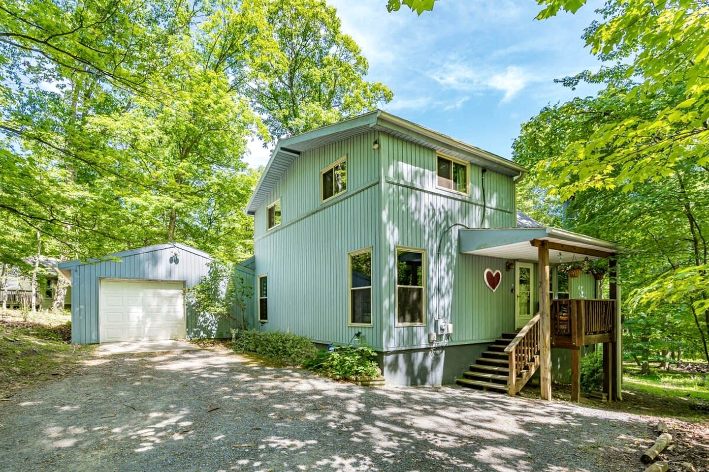Wooded Retreat with Community Amenities, Hot Tub & Fire Pit Just Minutes to Sleepy Creek and Berkeley Springs in Hedgesville, WV