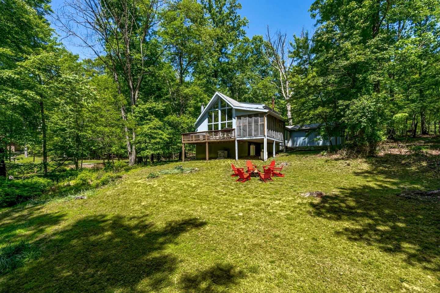 Wooded Retreat with Community Amenities, Hot Tub & Fire Pit Just Minutes to Sleepy Creek and Berkeley Springs in Hedgesville, WV