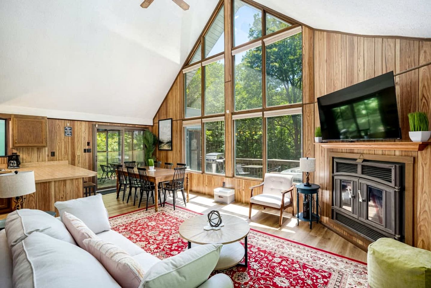 Wooded Retreat with Community Amenities, Hot Tub & Fire Pit Just Minutes to Sleepy Creek and Berkeley Springs in Hedgesville, WV
