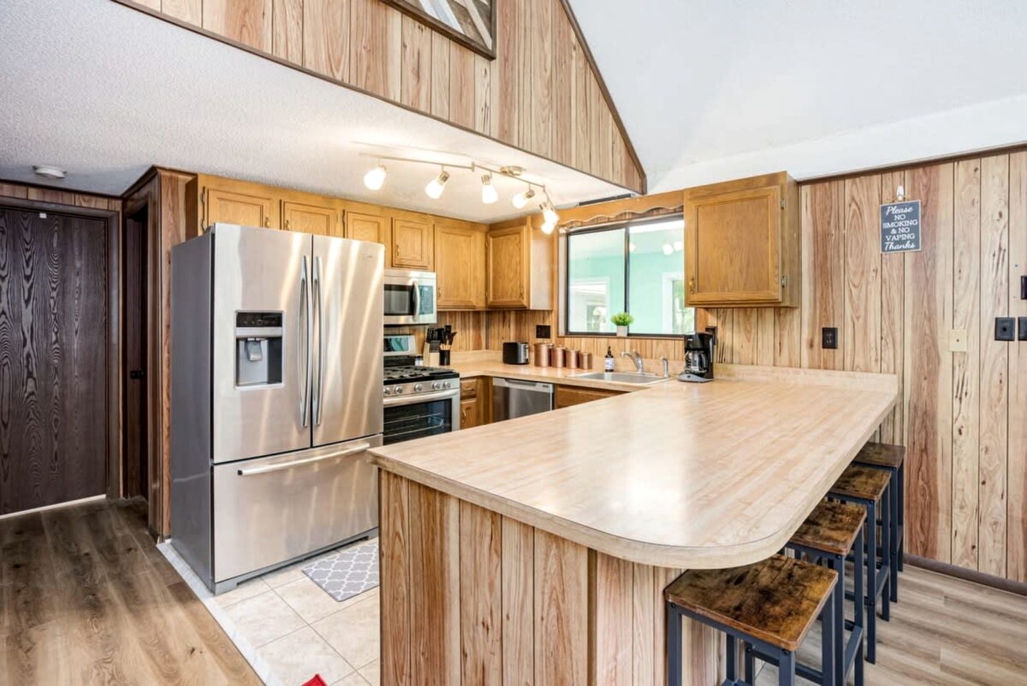 Wooded Retreat with Community Amenities, Hot Tub & Fire Pit Just Minutes to Sleepy Creek and Berkeley Springs in Hedgesville, WV