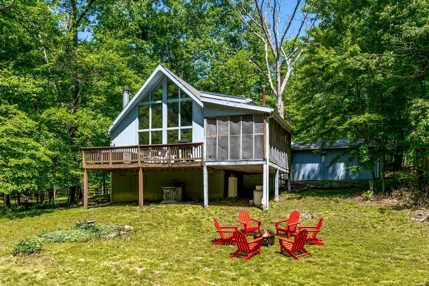 Wooded Retreat with Community Amenities, Hot Tub & Fire Pit Just Minutes to Sleepy Creek and Berkeley Springs in Hedgesville, WV